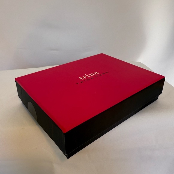 Trina Turk Black & White Leather Zip Wallet (New in Box) - Picture 8 of 10